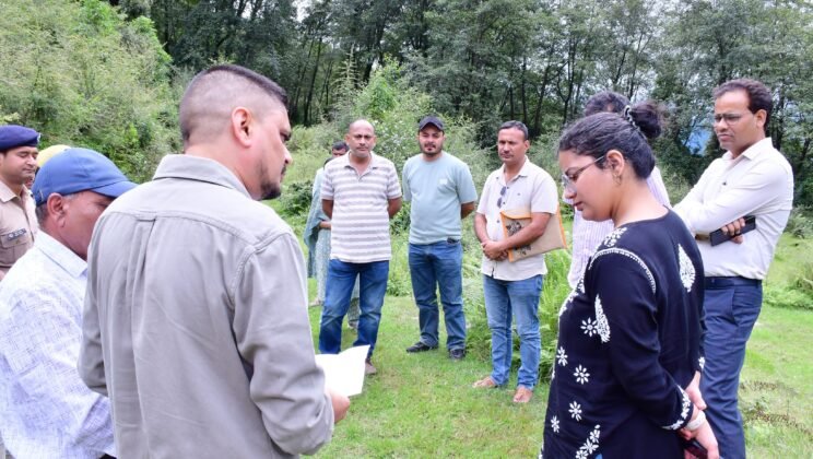 बागेश्वर- शामा क्षेत्र में कोल्ड स्टोरेज स्थापना की संभावनाओं का डीएम ने किया निरीक्षण