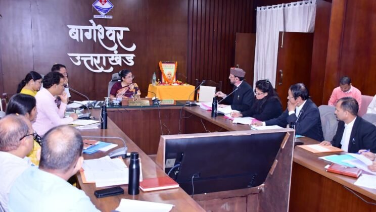 बागेश्वर – राजस्व संवर्द्धन के साथ लंबित प्रकरणों के त्वरित निस्तारण पर जिलाधिकारी ने दिए निर्देश
