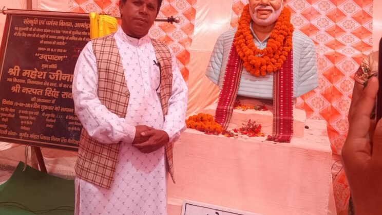 अल्मोड़ा:- लोक चेतना के अमर गायक स्व. हीरा सिंह राणा की मनायी गयी 84 वीं जन्म जयंती