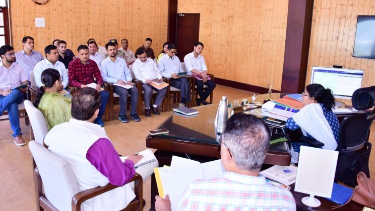बागेश्वर – जनपद की सभी सड़कों को गड्ढा मुक्त करने का लक्ष्य, जिलाधिकारी ने अभियंत्रण विभागों को मिशन मोड में कार्य करने के दिए निर्देश