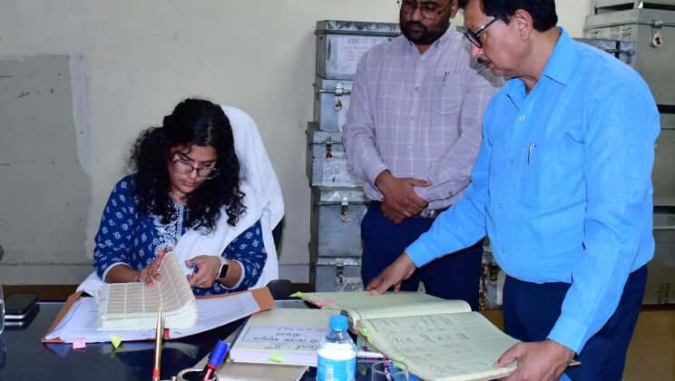 बागेश्वर – अर्धवार्षिक निरीक्षण में जिलाधिकारी ने जिला कोषागार की व्यवस्थाओं का लिया जायजा