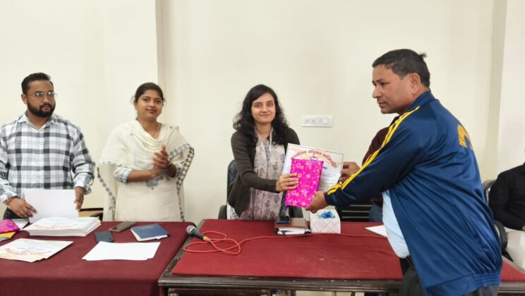 अल्मोड़ा:- एसआईआर कार्य के लिए कृपाल सिंह शीला को किया गया सम्मानित