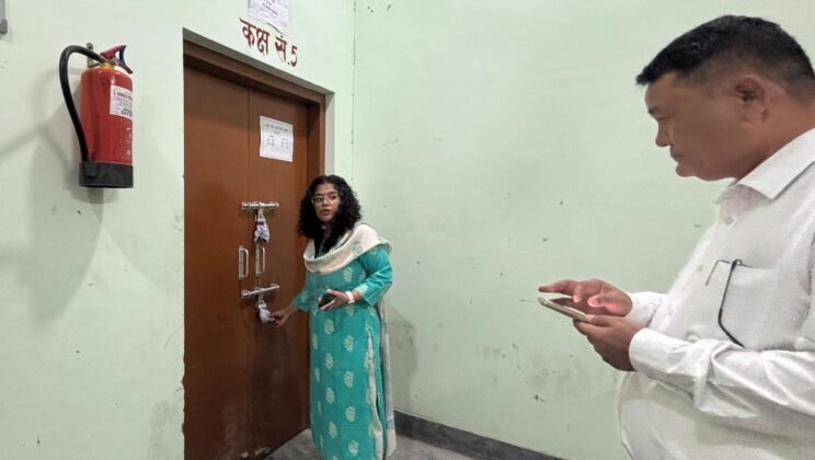 बागेश्वर – जिलाधिकारी ने किया ईवीएम वेयरहाउस का मासिक निरीक्षण –
