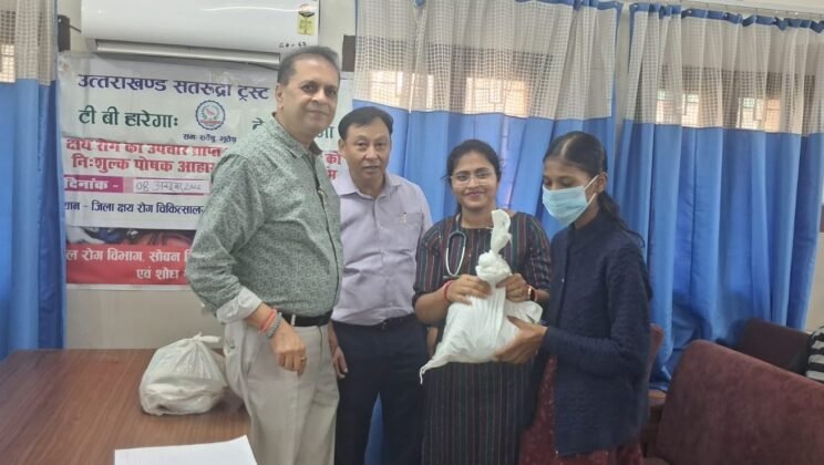 अल्मोड़ा:- शतरुद्र ट्रस्ट के सौजन्य से मेडिकल कॉलेज में 6 टीबी मरीजों को वितरित की गई पोषक आहार किट