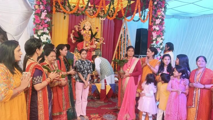 अल्मोड़ा:- प्रथम नवरात्रि पर दुर्गा महोत्सव समिति की भव्य कलश यात्रा, श्रद्धा और भक्ति से गूंजा अल्मोड़ा