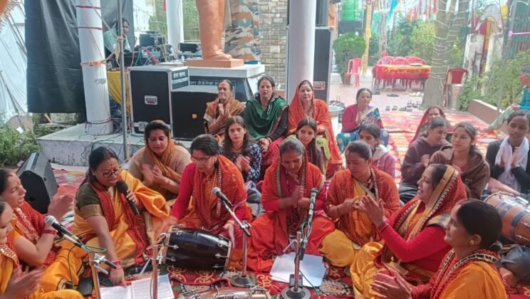 अल्मोड़ा में नवरात्रों की धूम……भक्ति के स्वरों से गूंजा माँ भगवती का दरबार, कोकिला महिला सांस्कृतिक समिति ने भजनों से किया गुणगान