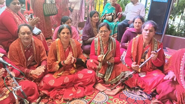 अल्मोड़ा में नवरात्रों की धूम….भक्ति और श्रद्धा के स्वरों से गूंजा मां भगवती का दरबार…घुश्मेश्वर महिला समिति ने भजनों से बांधा समां