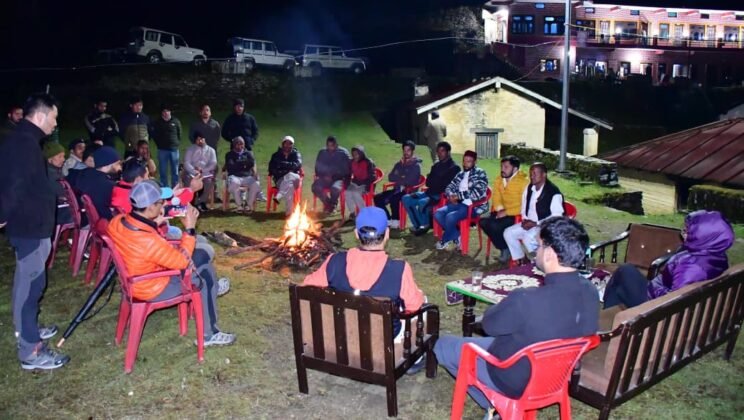 बागेश्वर- जिलाधिकारी ने खातीगांव में रात्रि चौपाल लगाकर सुनीं जनसमस्याएं…अधिकारियों को समयबद्ध समाधान के दिये निर्देश