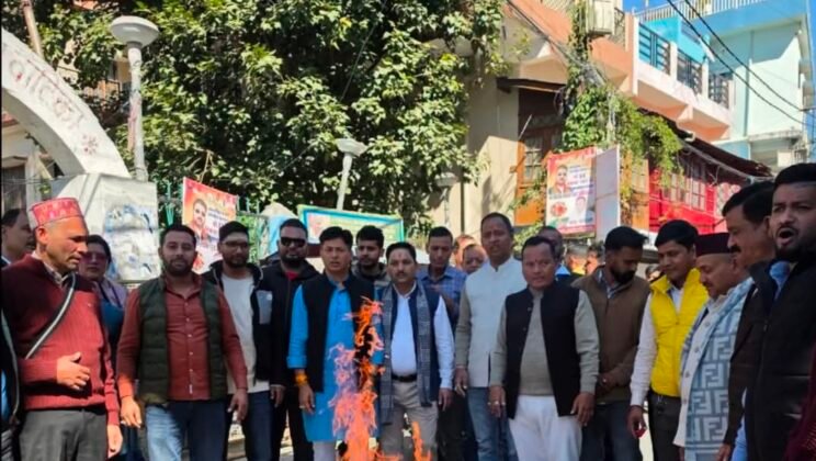 अल्मोड़ा:- जिले में भाजपा कार्यकर्ताओं द्वारा कांग्रेस अध्यक्ष मल्लिकार्जुन खड़गे के खिलाफ किया गया विरोध प्रदर्शन