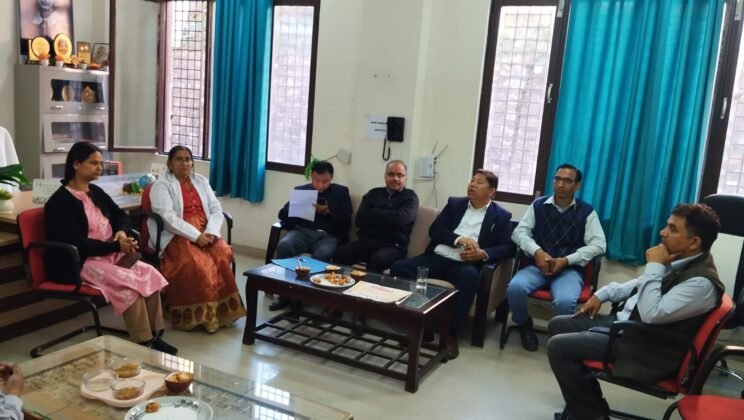 अल्मोड़ा:- मेडिकल कॉलेज की समस्याओं पर संजय पाण्डे ने उठाई आवाज, रेडियोलॉजिस्ट की व्यवस्था का आश्वासन, सफाई सुधारने और मरीजों से शालीन व्यवहार करने के निर्देश