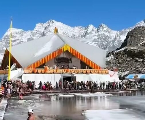 Uttarakhand:-शीतकाल के लिए बंद हुए हेमकुंड साहिब के कपाट….. ऐतिहासिक पल के साक्षी बने श्रद्धालु